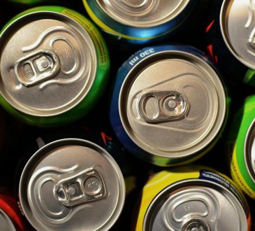 Jakie składniki zawierają popularne napoje energetyczne?