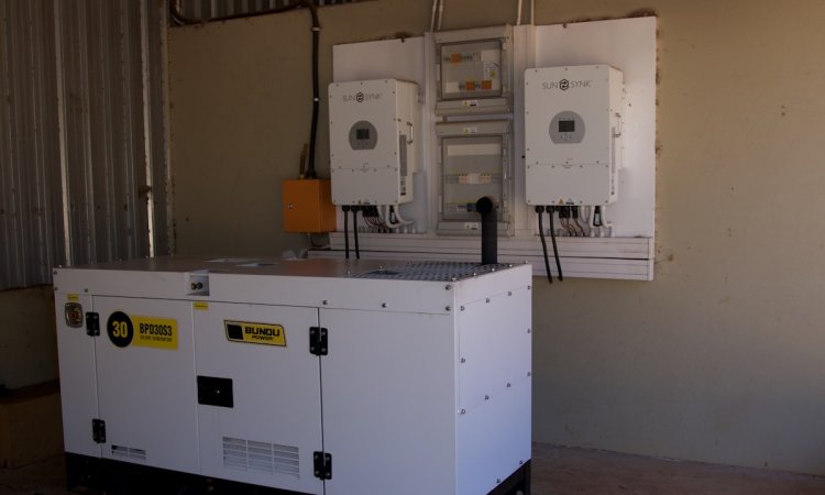 Dwa falowniki i rozdzielnica elektryczna w pomieszczeniu technicznym